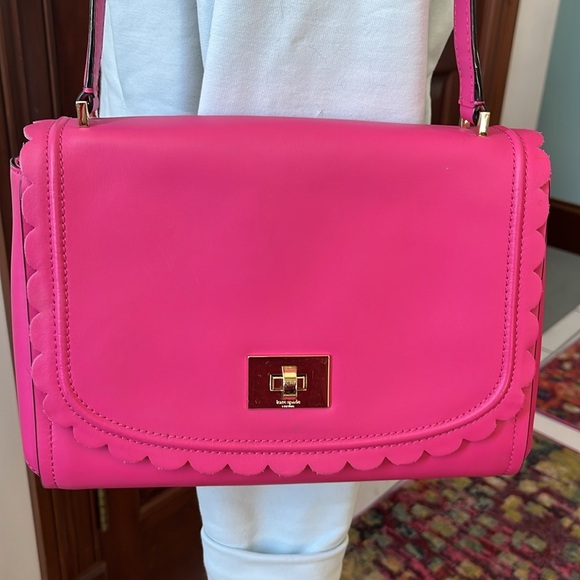 Kate Spade  Scalloped front flap  shoulder bag  Bright pink  Gold tone HW Turn L - Picture 1 of 15